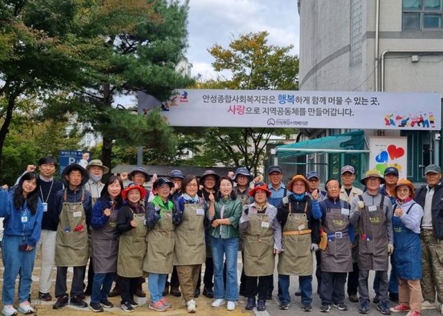 안성종합사회복지관, 시민정원사와 함께하는 가을맞이 산수유길 가꾸기 진행