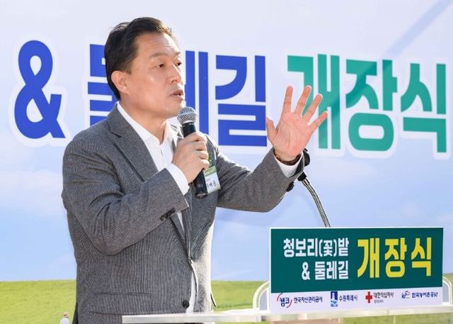 이재준 수원시장이 정자동 청보리밭 둘레길에 청보리씨를 뿌리고 있다. (사진 오른쪽에서 첫 번째 이재준 수원시장)