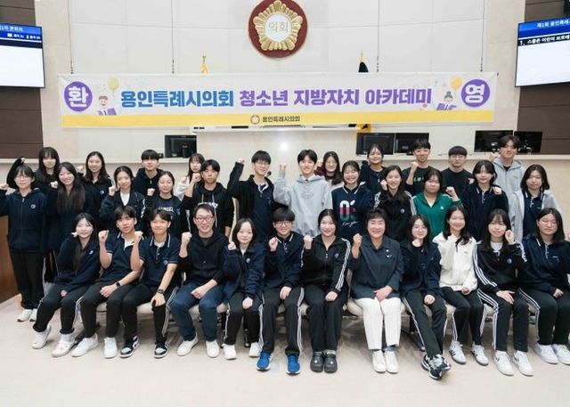 장정순, 강영웅 의원이 풍덕고등학교 인문사회교육부 학생들과 기념사진을 찍고 있다.