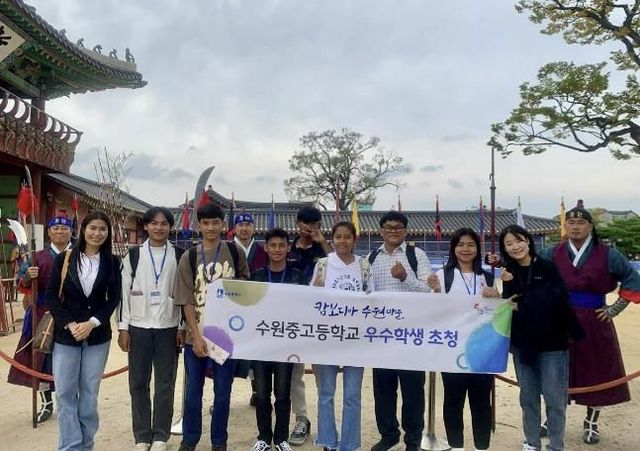프놈끄라옴 수원중·고등학교 학생들이 화성행궁에서 단체사진을 찍었다.