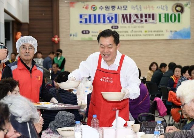 이재준 수원시장이 기념행사 후 짜장면 배식 봉사를 하고 있다.