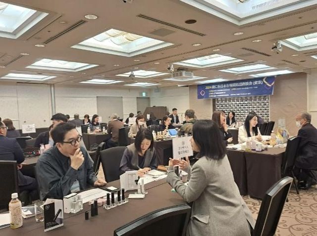 10월 6일 일본 오사카 플라자호텔에서 열린 수출상담회에서 관내 중소기업 관계자들이 일본 기업 바이어들과 상담을 하고 있다.