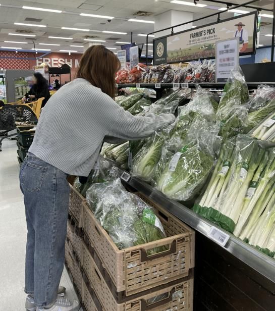 시 관계자가 한 대형마트에서 김장철 원산지 표시점검을 하고 있는 모습