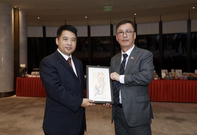 오민범 국장이 주하이시 관계자에게 기념품을 전달하고 있다.