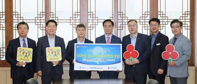 (사)포승경영자협의회 이필욱 부회장, 이관섭 수석부회장, 이제상 회장, 정장선 평택시장, 한국산업단지공단 평택지사장 김호범, 김대환 복지국장, 황성식 평택행복나눔본부 나눔국장