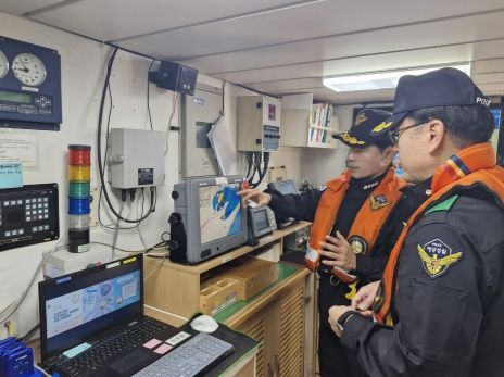 경비함정 내 GPS 전파혼신 대응 체계를 점검 중인 박생덕 서특단장(좌)과 해양경찰