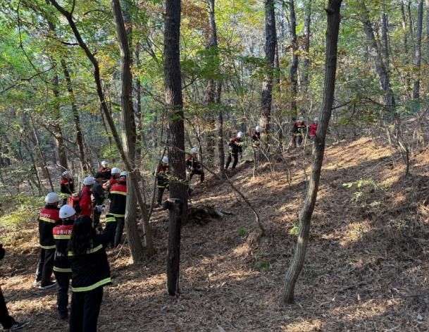 산불방지 전문 훈련을 하는 모습.