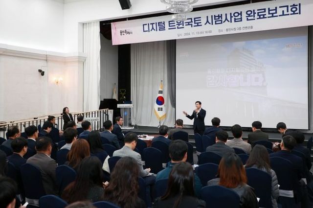 13일 용인특례시청 컨벤션홀에서 열린 '디지털 트윈국토 시범사업 완료보고회'에서 총평을 하고 있는 이상일 시장