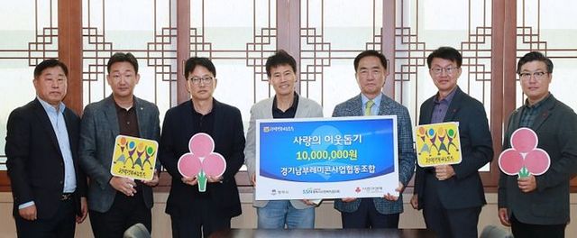 왼쪽부터 경기남부레미콘사업협동조합 강용구 전무이사, 유진기업(주) 이상현 공장장, ㈜미래레미콘 유연홍 대표이사, 경기남부레미콘사업협동조합 전주민 이사장, 정장선 평택시장, 김대환 복지국장, 평택행복나눔본부 황성식 나눔국장