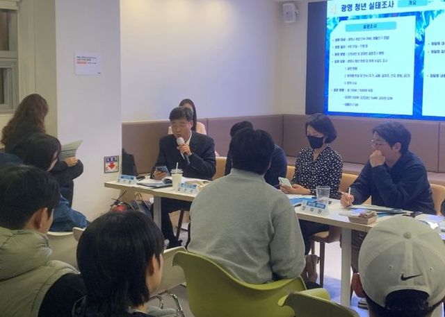 광명시는 지난 13일 오후 제2청년동 청춘곳간에서 지역사회 청년과 외부 전문가 등 40여 명이 참여한 가운데 ‘제2차 광명시 청년정책 기본계획 수립’ 용역 중간보고회를 개최했다.