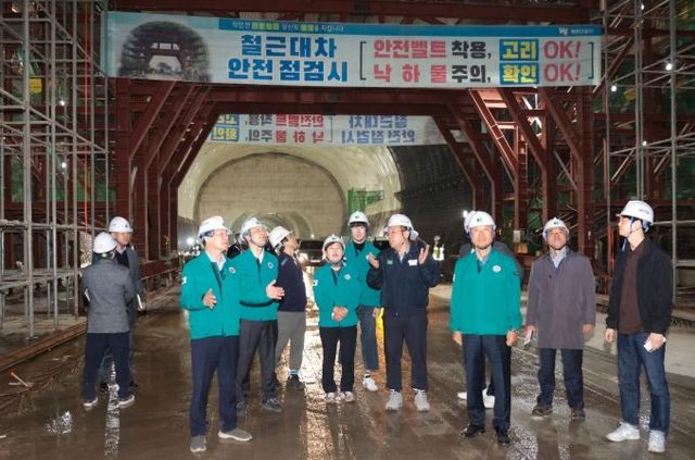 안산시의회 의원들이 14일 신안산선 안산 구간 공사 현장을 방문했다.