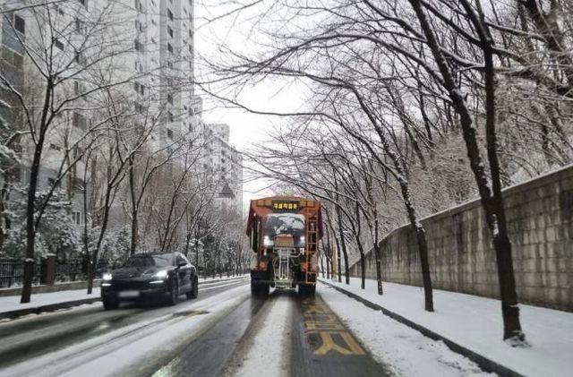 안양시 제설차가 눈이 내린 도로를 달리며 제설작업을 하고 있다.
