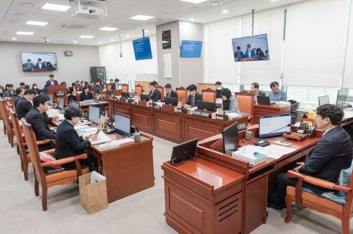 경기도의회 기획재정위원회(위원장 조성환)는 19일 기획재정위원회 회의실에서 진행된 종합감사를 끝으로 14일간의 2024년 행정사무감사 일정을 마무리했다.