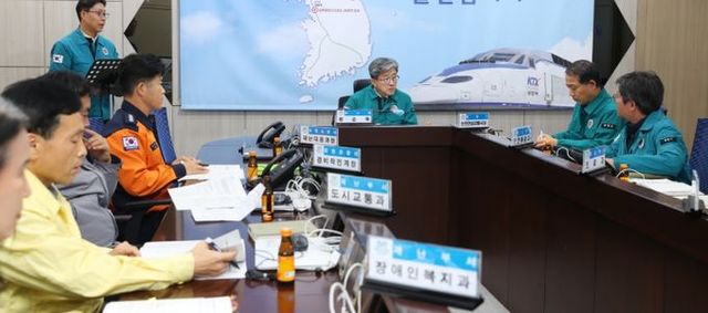 광명시는 19일 오후 시청 재난상황실에서 ‘2024~2025년 겨울철 자연 재난 대책 회의’를 열었다. 사진은 정순욱 부시장(가운데)이 회의에 참석해 다가오는 한파에 철저한 대비를 당부하고 있는 모습.