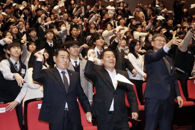 이재준 시장, 이재식 수원시의회 의장, 박춘근 수원시장학재단 이사장 등이 하반기 장학생으로 선발된 학생들과 종이비행기를 날리고 있다.