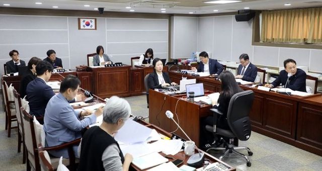 수원특례시의회 기획경제위원회, 감사관, 인권담당관 행정사무감사 진행