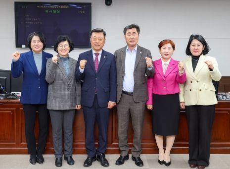 안산시의회가 22일 제294회 제2차 정례회 예산결산특별위원회 구성과 예산결산특별위원회 위원장 및 부위원장 선출을 마쳤다. 사진1는 예산결산특별위원회 위원들의 모습이고 사진2는 이날 예산결산특별위원회 위원장에 선출된 유재수 의원의 모습.