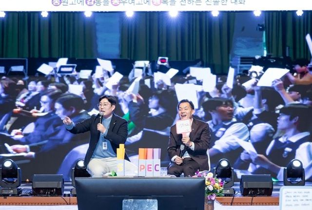 이재준 수원시장이 토크콘서트에서 이야기하고 있다.