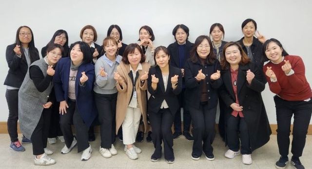 광명시 여성비전센터의 메타버스 AI 강사 양성과정 수강생들은 지난 22일 철산중학교에서 ‘캔바(Canva)를 활용한 학급 영상 제작’ 수업을 진행했다. 사진은 강사로 나선 수강생들과 스마택트연구소 협력 강사들이 출강 기념사진을 촬영하고 있는 모습.