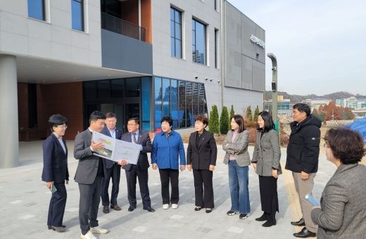 문화복지위원회 위원들이 신축 보훈회관 현장에서 관계자로부터 설명을 듣고 있다.