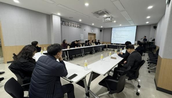 용인특례시는 25일 기흥구 영덕1동 행정복지센터 대회의실에서 흥덕지구 음식물쓰레기 수거 체계 전환을 안내하는 주민간담회를 열었다