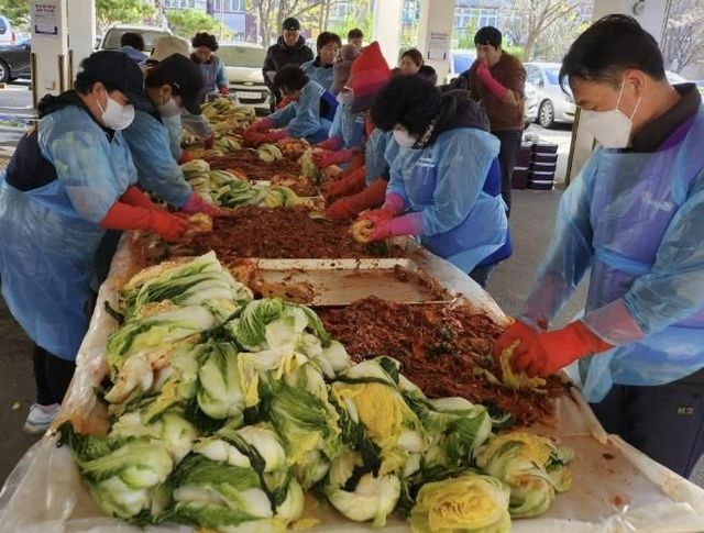 시흥시 신천동 자원봉사자 협의회, 사랑의 김장 나눔으로 온정 나눠