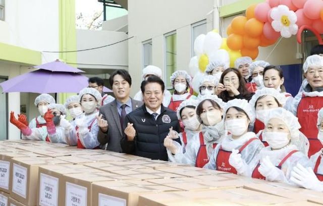 안양시노인종합복지관, ‘사랑의 김장나눔’ 자원봉사자와 3톤 담가