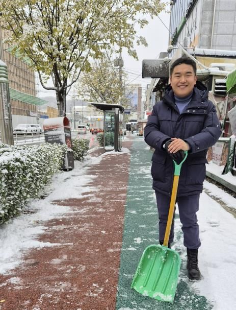 한채훈 의왕시의원이 대설주의보가 발효된 부곡중앙로에서 제설작업을 실시했다