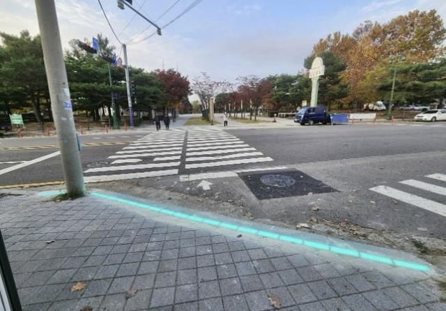 수원시 장안구, 만석공원 인근 횡단보도 2개소에 바닥형 보행신호등 설치완료