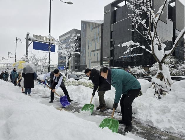 김성제 의왕시장, 폭설 대응 현장 제설작업 나서
