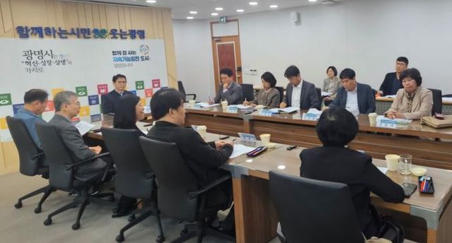 광명시는 지난 10월 31일 민생경제 활성화를 위한 제3기 민생경제회복위원회 최종보고회를 개최하고 지역경제 활력을 위한 정책을 다각도로 모색했다.