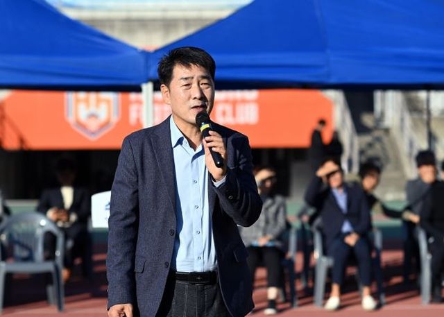 축구대회 축사 중인 배정수 의장