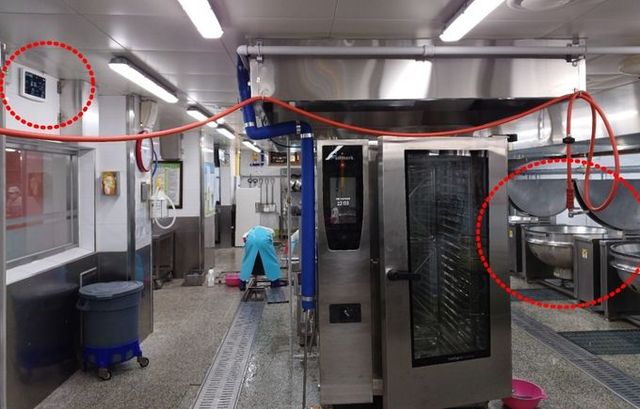 4일 도교육청이 조리 환경 개선을 위해 학교급식실 환기설비 개선 사업을 추진하는 가운데, 도내 한 학교 급식실 내부의 (왼쪽)붉은선 공기질 측정기와 (오른쪽)붉은선 조리솥간 거리가 멀어 정확한 조리흄 측정이 어려운 것으로 나타났다.