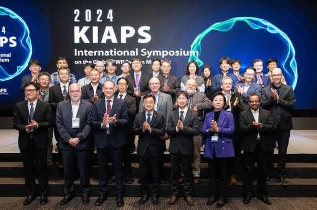 차세대수치예보모델개발사업단 국제 학술회의 기념사진(맨앞 오른쪽 네번째 장동언 기상청장)