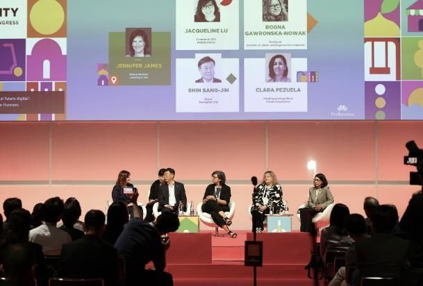 신상진 성남시장이 5일(현지 시간) 스페인 바르셀로나에서 열린 ‘2024 스페인 스마트시티 엑스포 월드 콩그레스’에서 열린 ‘디지털 미래 윤리 형성(Shaping the Digital Future Ethically)’ 메인 세션에서 발언하고 있다.