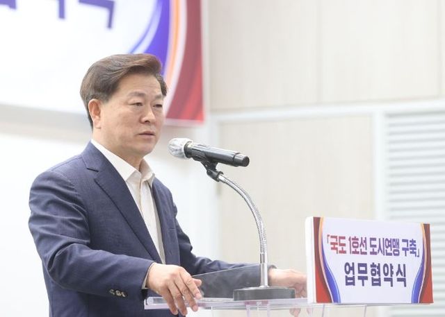 광명시는 5일 오후 1시 고양시 소재 한국항공대학교 중소벤처육성지원센터에서 ‘지속 가능한 도시 발전을 위한 국도1호선 도시연맹 구축 업무협약’을 체결했다. 사진은 발표하는 박승원 광명시장.