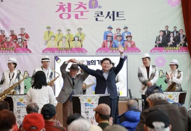 이상일 용인특례시장이 5일 처인노인복지관에서 열린 '바람골 카페 효 콘서트' 무대 위에 올라 어르신들에게 특별한 즐거움을 선사했다.