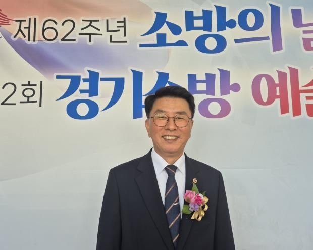경기도의회 윤성근 의원, '끼 발산을 통한 업부 스트레스 해소' 격려