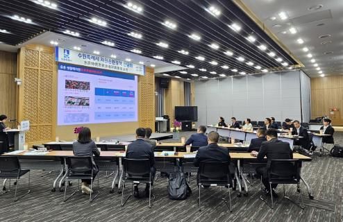 수원시 관계자가 수원시의 자원순환 사업을 설명하고 있다.