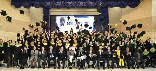 이상일 용인특례시장이 6일 용인그린대학 졸업식에서 졸업생들과 기념촬영을 하고 있다