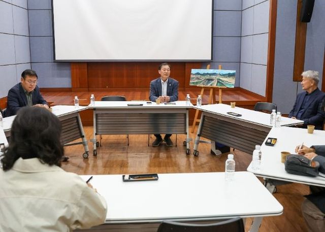 안산시의회 박태순 의장과 지역 관계자들이 지난 5일 성호박물관 일대에서 성호 이익 선생 관련한 간담회 및 현장활동을 실시했다. 사진은 성호박물관에서 진행된 간담회 중 한 장면.