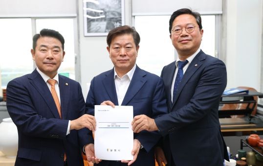 박승원 광명시장은 6일 오후 국회에서 박정 예결위원장을 만나 “윤석열 정부의 지방교부세 삭감으로 국민 생활과 지방 경제 기초가 흔들릴 위기”라며 “정부는 지방자치와 분권에 대한 몰이해에서 벗어나 안정적인 지방재정 확보 정책 수립을 서둘러야 한다”고 말했다. 사진 왼쪽부터 박정 국회 예결위원장, 박승원 광명시장, 김승원 더불어민주당 경기도당 위원장.