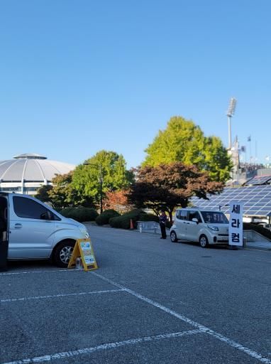수원시가 배출가스 저감장치 부축 노후 경유차를 대상으로 합동점검을 하고 있다