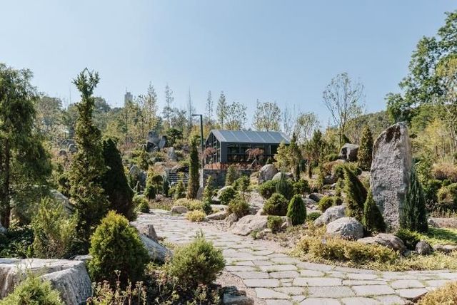 영흥수목원에 있는 암석원