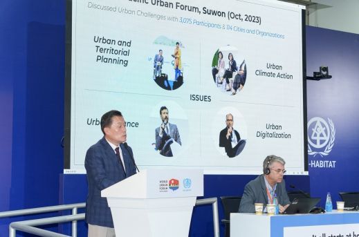 이재준 수원시장이 제12차 세계도시포럼 One UN 세션에서 기조연설을 하고 있다.