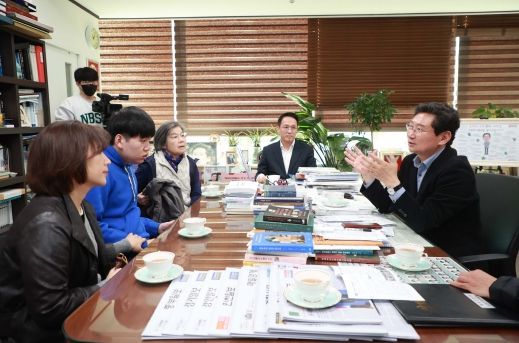 상일 용인특례시장은 8일 시장 접견실에서 가상현실 스포츠 체험센터’ 외벽 벽화 조성에 참여한 유동혁 작가와 발달장애인 예술공동체 ‘아뜨리에 플레이 투게더’ 주상희 대표를 격려했다.