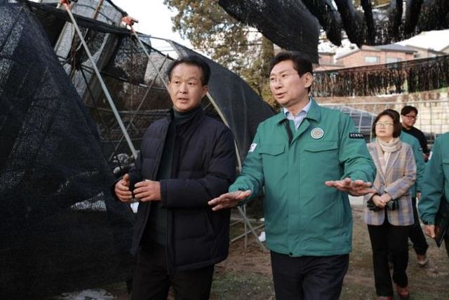 이상일 용인특례시장이 9일 이동읍과 양지면의 폭설 피해 농가를 방문해 피해 상황을 확인하고 지원 방안을 논의했다