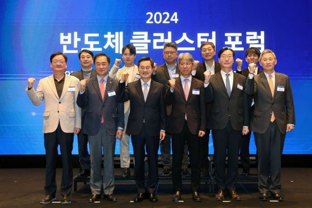 10일 오전 더블트리 바이 힐튼 서울판교에서 열린 중앙일보S 반도체 클러스터 포럼에서 김동연 경기도지사, 신용호 중앙일보S 대표이사, 정명근 화성시장, 정장선 평택시장 및 주요 내빈등이 기념촬영을 하고 있다.