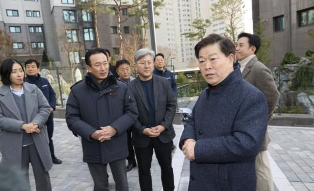 박승원 광명시장이 지난 11일 오후 준공을 앞둔 광명제2R구역 재개발정비사업 현장을 점검하고 있다.