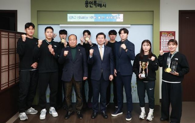 용인특례시(시장 이상일)는 지난 13일 시청 시장식에서 직장운동경기부 소속 태권도팀의 우승 트로피 봉납식을 열었다.